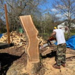 Joan Hubert, en train de réaliser un plateau de bois à Sanguinet.