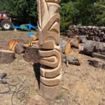 Un totem sculpté par l'arbre heureux, élagueur en Gironde et dans les Landes.