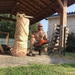 Un totem sculpté par Joan Hubert, élagueur de l'entreprise L'arbre heureux à Sanguinet.