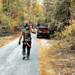 Joan Hubert, de la SARL L'arbre heureux, terminant son travail d'abattage de pins incendiés, durant l'été 2022, dans la forêt communale de La Teste de Buch.